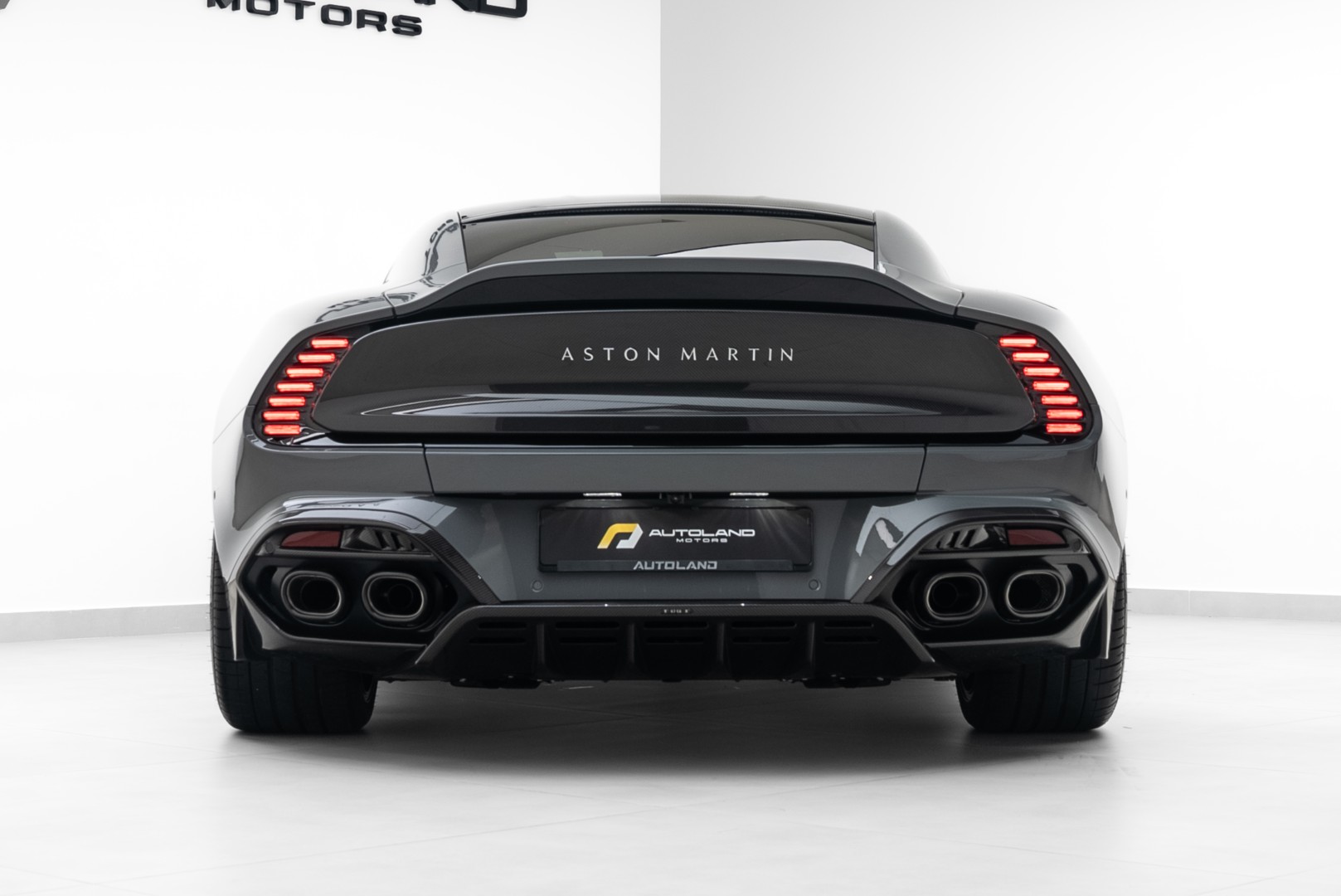 2025 ASTON MARTIN VANQUISH. FULL CARBON.